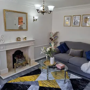 Centrally Located W/ Free Parking & Smart Tv Leeds (West Yorkshire)